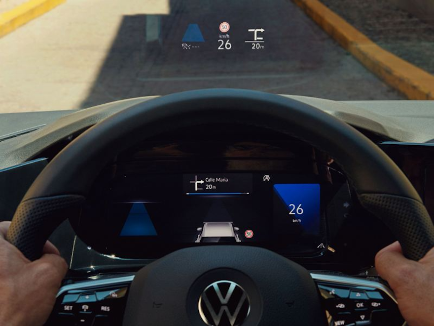 Detaljert oversikt over head-up display VW Volkswagen Golf GTE, viser navigasjon og hastighet