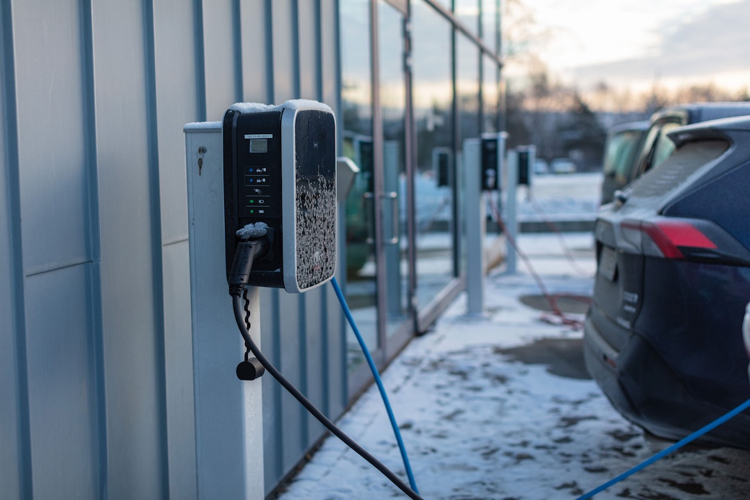 Slik lader du elbilen din raskest i kulda