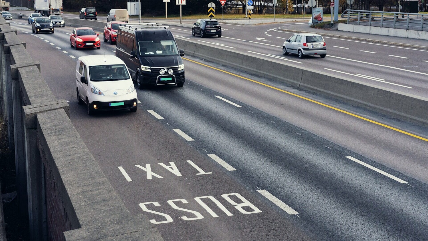 Køfri fremtid for næringstransporten: El-varebil sikres fast tilgang til kollektivfeltet